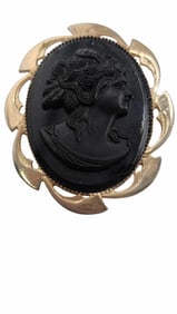 BEAUTIFUL VINTAGE GLASS CAMEO BROOCH