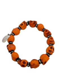 VINTAGE NOS HOWLITE SKULL BEE CHARMING STRETCH BRACELET