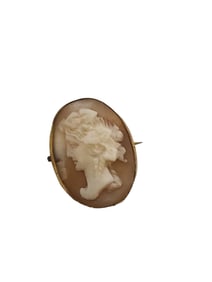 VINTAGE TINY LEFT FACING CAMEO BROOCH