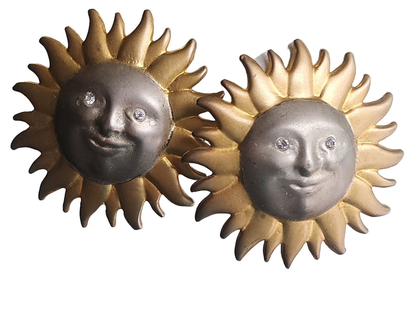 VINTAGE 80S TWO TONE SUN CLIP EARRINGS: Vintage 80s Two Tone Sun Clip Earrings (A4130) Size: 2" Color: Gold, Silver Condition: Very good vintage Signed: None WE PROVIDE FREE IN-HOUSE SHIPPING WITHIN THE U.S.
