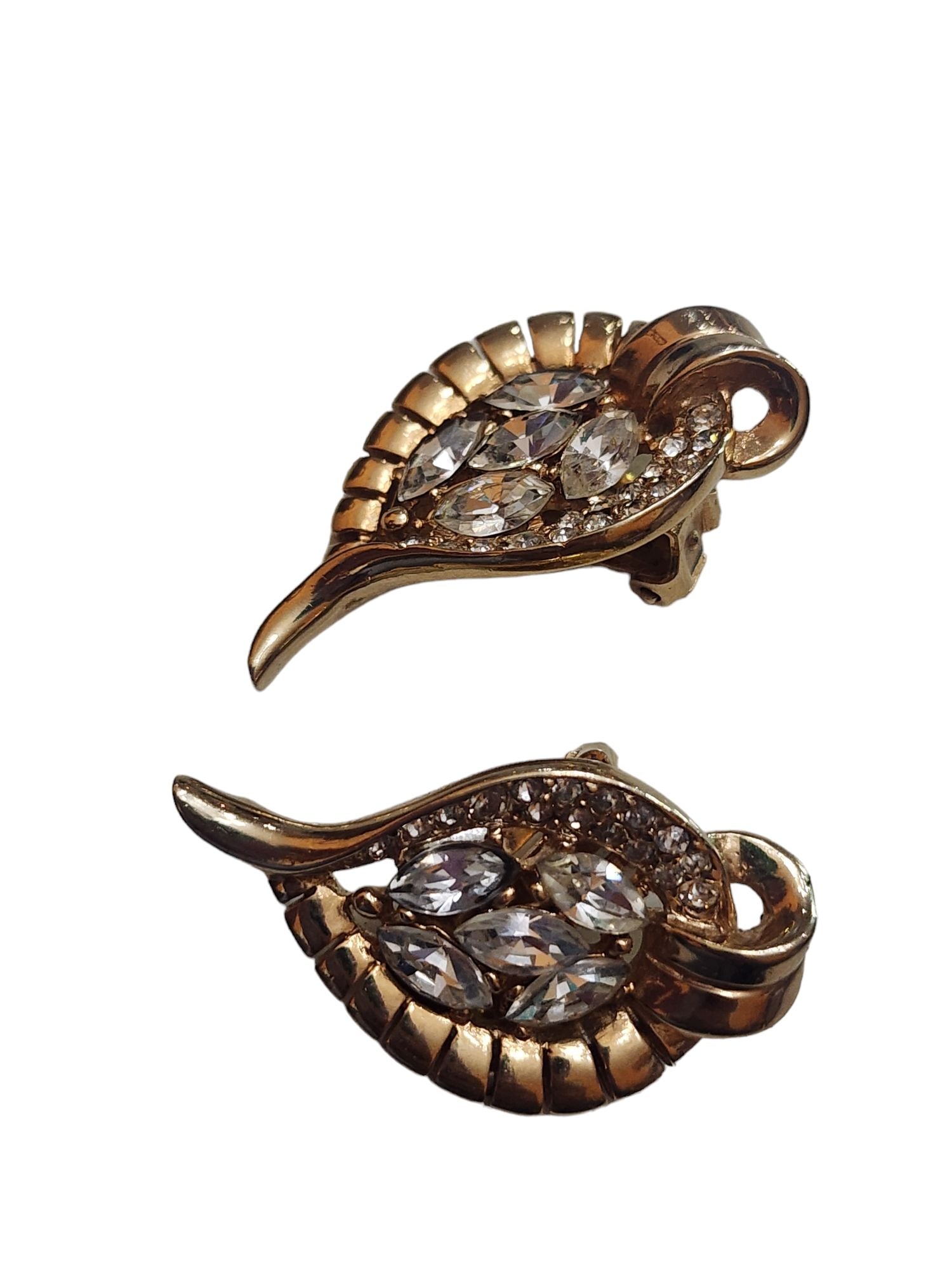 VINTAGE RHINESTONE WELL MADE CLIP EARRINGS: Vintage Rhinestone Well Made Clip Earrings (A4304) Size: 1.5" Color: Gold, Clear Condition: Very good vintage Signed: None Details: Looks like Trifari WE PROVIDE FREE IN-HOUSE SHIPPING WITHIN THE U.S.