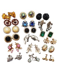 18 VINTAGE PAIRS OF EARRINGS