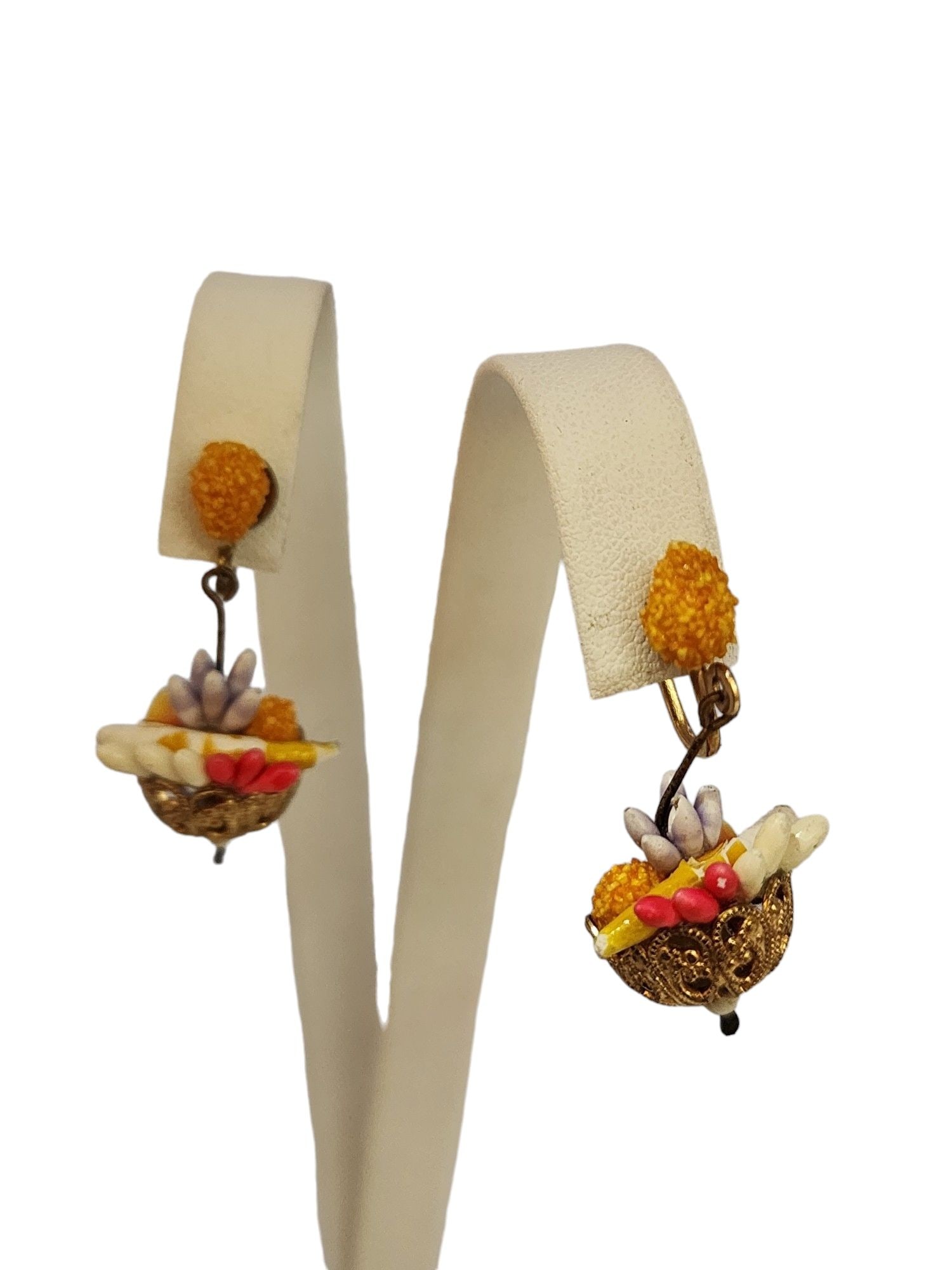 VINTAGE SUGARED FRUIT IN FILIGREE BASKET SCREW BACK EARRINGS: Vintage Sugared Fruit In Filigree Basket Screw Back Earrings (A4359) Size: Almost 1.5" Color: Gold, Yellow, Pink Condition: Good condition Signed: None Details: Some sugaring is off the fruits WE PROV