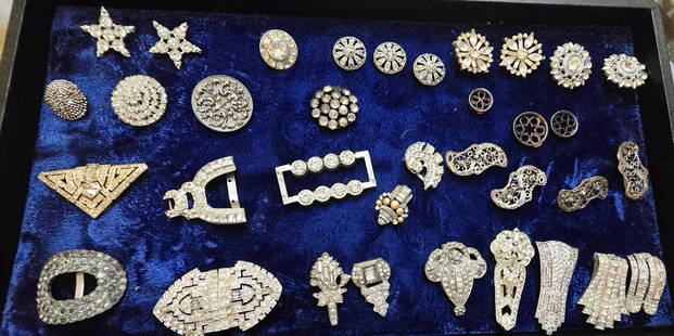 ANTIQUE BUTTONS, NOTIONS AND CLIPS LOT OF 36 PIECES: ANTIQUE BUTTONS, NOTIONS AND CLIPS LOT OF 36 PIECES. THIS LOT IS A MIX OF MOSTLY ART DECO PIECES, A FEW ARE OLDER THAN DECO. ALL BUTTONS ARE METAL. THERE ARE 10 DRESS CLIPS. 1 SHOE BUCKLE, 1 HALF BUCK