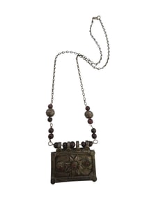 VINTAGE UNIQUE STAR PANEL AND GLASS NECKLACE