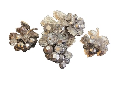 VINTAGE UNSIGNED SILVERTONE METAL & CRYSTAL GRAPE BROOCH AND EARRING SET