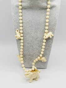 VINTAGE MOLDED ACRYLIC NECKLACE W/ HANGING ACRYLIC ELEPHANT CHARMS