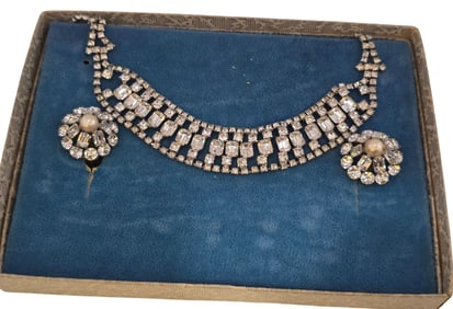VINTAGE RHINESTONE COLLAR SET IN ORIGINAL GIFTBOX