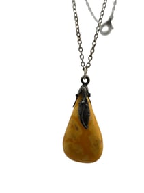 VINTAGE NOUVEAU STYLE RESIN PENDANT NECKLACE