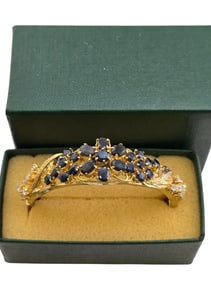 VINTAGE BEAUTIFUL GOLD TONE FANCY SAPPHIRE FLOWER BANGLE BRACELET