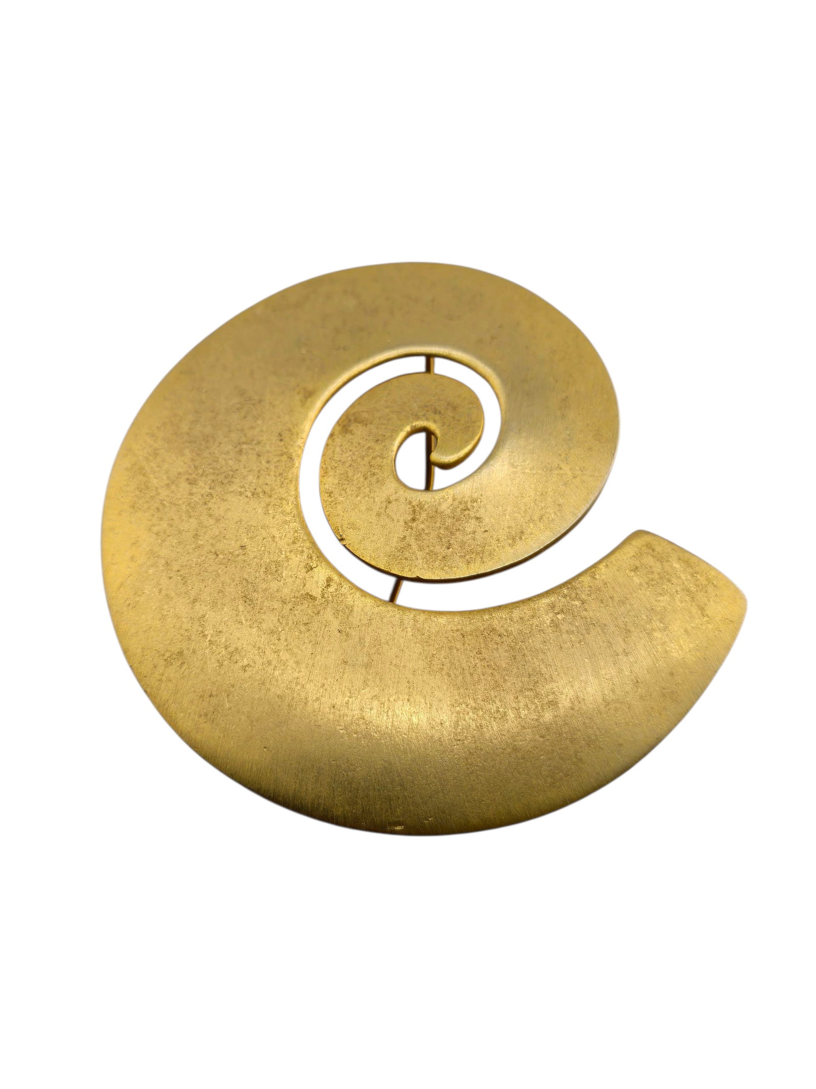 VINTAGE MATTE GOLD SWIRL BROOCH BY JJ: VINTAGE MATTE GOLD SWIRL BROOCH BY JJ. 2.25", IN GOOD CONDITION, SOME IMPERFECTIONS TO FRONT METAL.