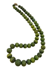 VINTAGE GREEN STONE OR GLASS NECKLACE