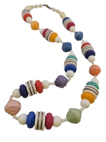 VINTAGE UNIQUE MOLDED RESIN & PLASTIC NECKLACE