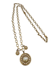 VINTAGE LIZ CLAIRBORNE MATTE GOLD LONG PEARL CHARM NECKLACE