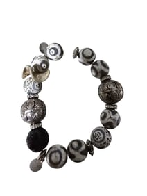 VINTAGE NOS BEE CHARMING SEMI PRECIOUS BEADED STRETCH BRACELET