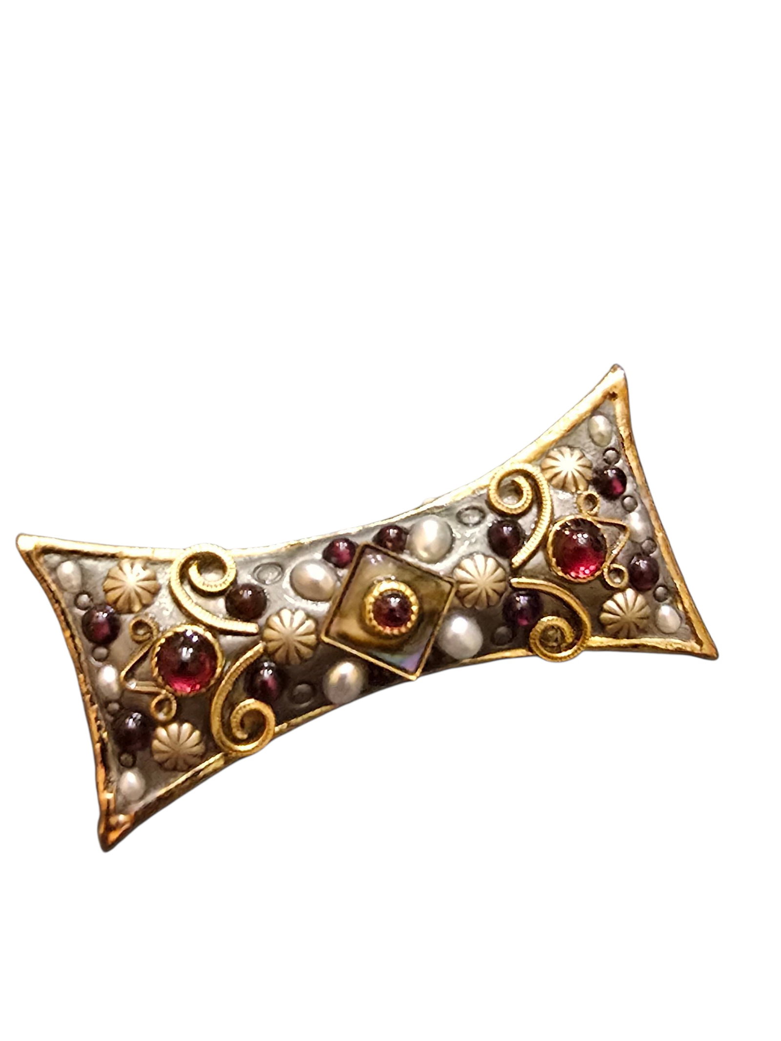 VINTAGE SIGNED MICHAEL GOLAN JEWELED BROOCH/PENDANT: VINTAGE SIGNED MICHAEL GOLAN JEWELED BROOCH/PENDANT. ALMOST 2.25", IN VERY GOOD CONDITION. BEAUTIFUL RAISED DESIGN.