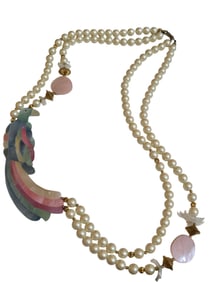 VINTAGE 80S FAUX PEARL AND RESIN ASYMETRICAL PARROT NECKLACE ATTRIBUTED TO LEE SANDS