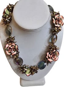 90S CRYSTAL AND RESIN FLOWER NECKACE WITH RHINESTONE MAGNETIC CLASP