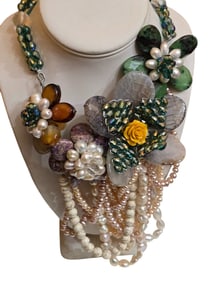 VINTAGE 90S ARTISAN PEARL CRYSTAL AND SEMI PRECIOUS STONE FLOWER DANGLE NECKLACE