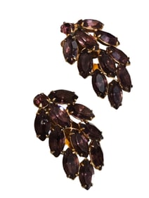 VINTAGE WELL MADE UNSIGNED PRONG SET PURPLE RHINESTONE EARRINGS