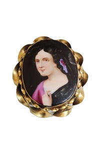 ANTIQUE VICTORIAN HAND PAINTED AND HANDMADE GOLD FILLED CURLEY QUE WRAPPED BEZEL FRAMED BROOCH