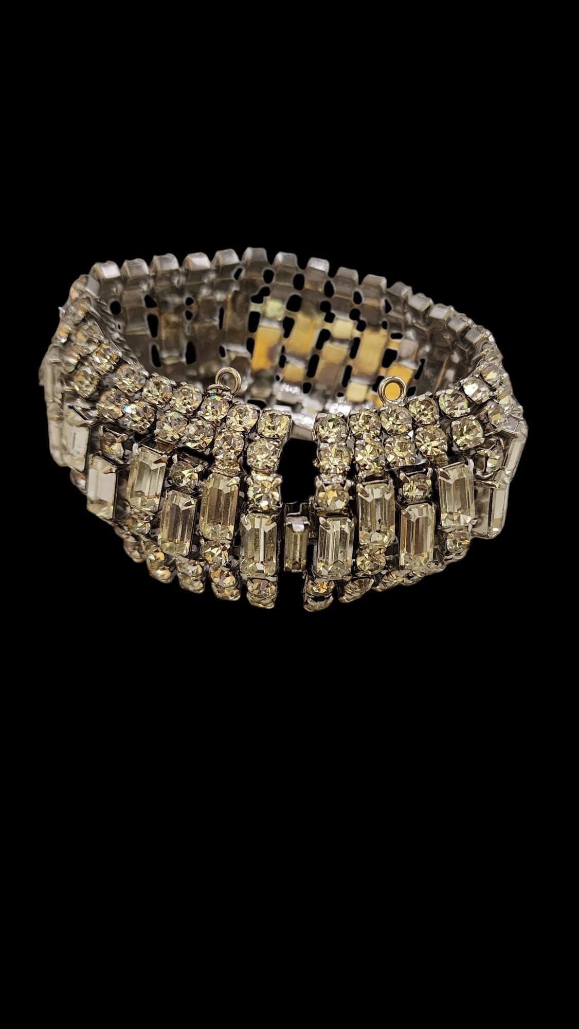 VINTAGE UNSIGNED UNIQUE RHINESTONE BRACELET (1 of 6)