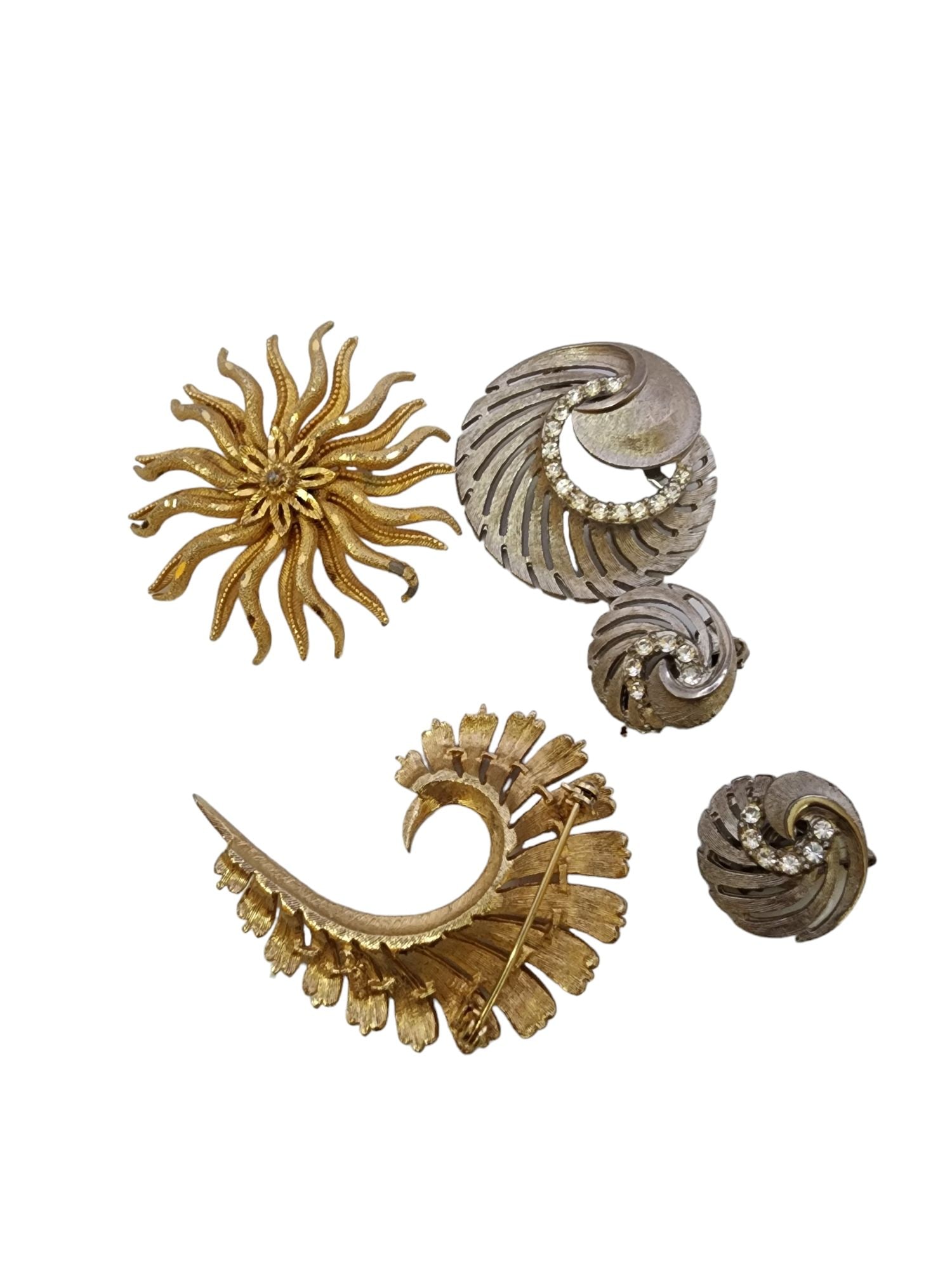 GROUP OF VINTAGE SIGNED BROOCHES (1 of 3)