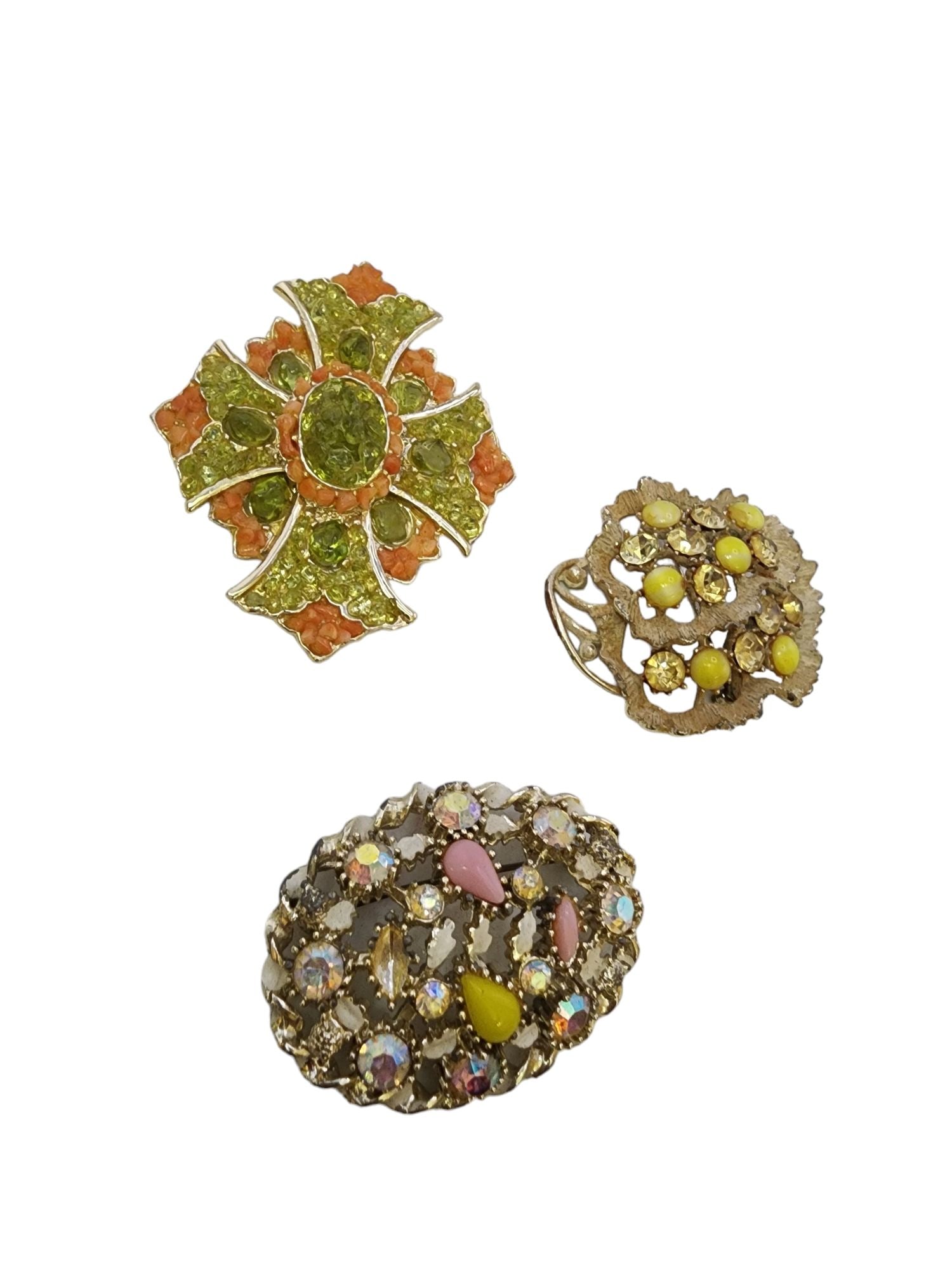 VINTAGE LOT OF 3 UNSIGNED BROOCHES: Vintage Lot Of 3 Unsigned Brooches (A5016) Color: Multicolor Condition: Very good vintage Signed: None Details: Assorted Brooch