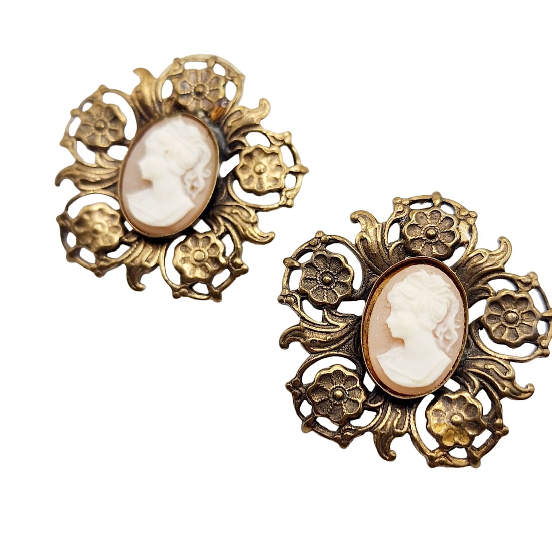 VINTAGE CAMEO & BRASS EARRINGS: Vintage Cameo & Brass Earrings (A5071) Size: 1.25" Color: Gold, white Condition: Very good vintage Signed: None Details: Pierced earrings
