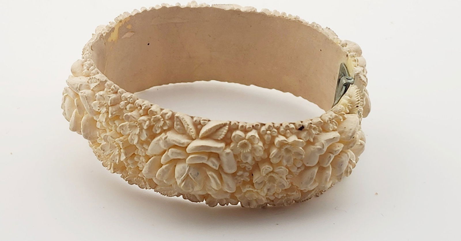 VINTAGE CARVED FLORAL CELLULOID BANGLE BRACELET: Vintage Carved Floral Celluloid Bangle (A5163) Color: Ivory Condition: Very good vintage Signed: None Details: Bangle bracelet