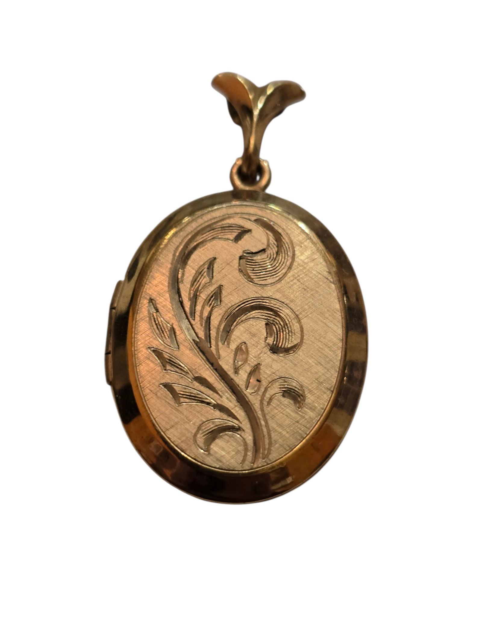 VINTAGE GOLD FILLED 60S LOCKET PENDANT: VINTAGE GOLD FILLED 60S LOCKET PENDANT. IN VERY GOOD CONDITION, UNSIGNED. NICE DESIGN ON FRONT. MEASURES 1.75".