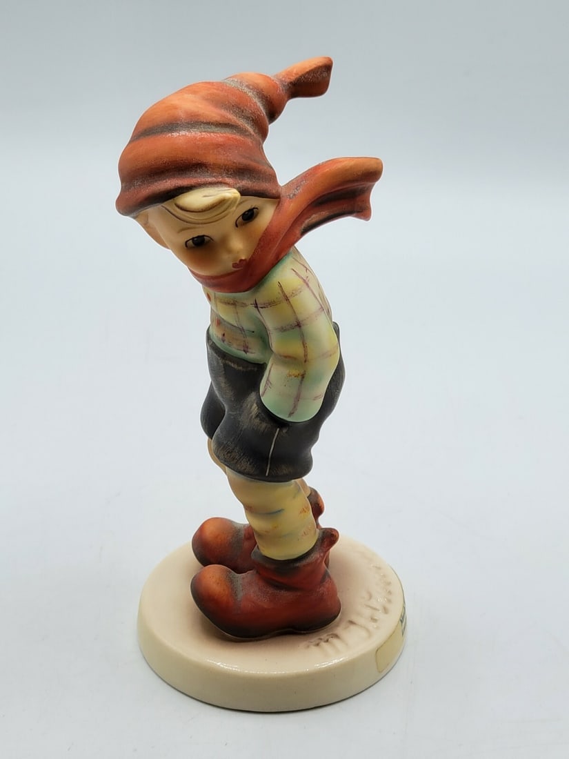 VINTAGE HUMMEL "MARCH WINDS" FIGURINE #43 BOY WITH SCARF: VINTAGE HUMMEL "MARCH WINDS" FIGURINE #43 BOY WITH SCARF. IN NICE CONDITION, 5".