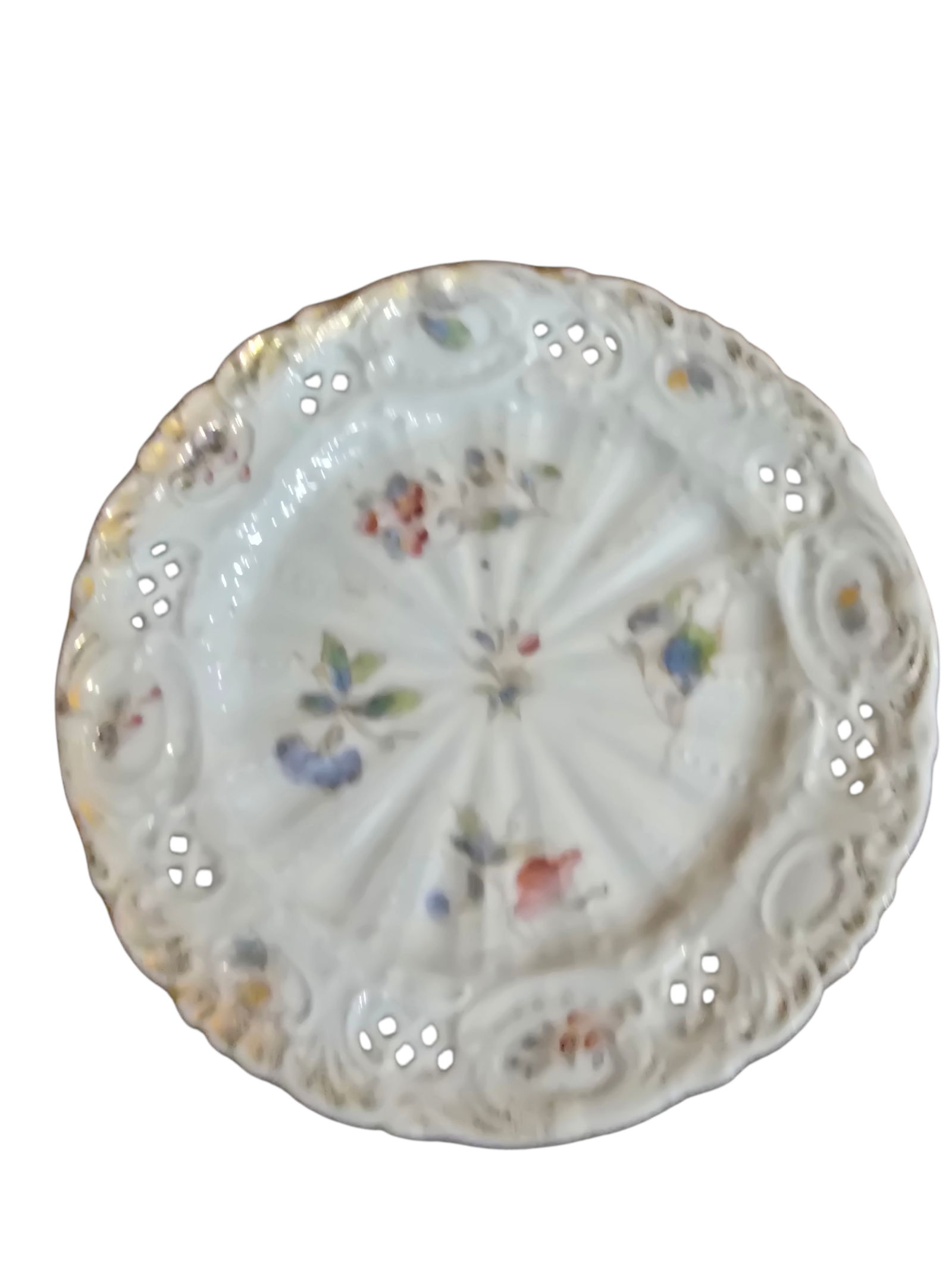 ANTIQUE DAINTY VICTORIA CARLSBAD AUSTRIA LACED EDGE BOTANICAL CHINA PLATE (1 of 5)