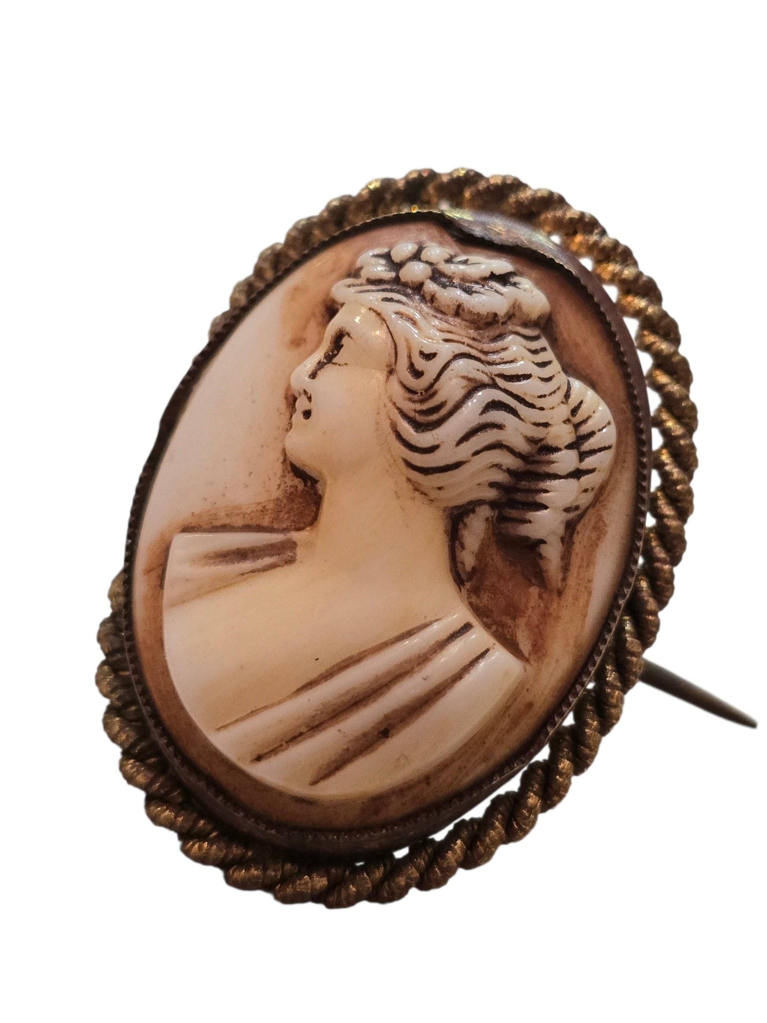 ANTIQUE VICTORIAN HARD SHELL LEFT FACING CAMEO BROOCH (1 of 3)