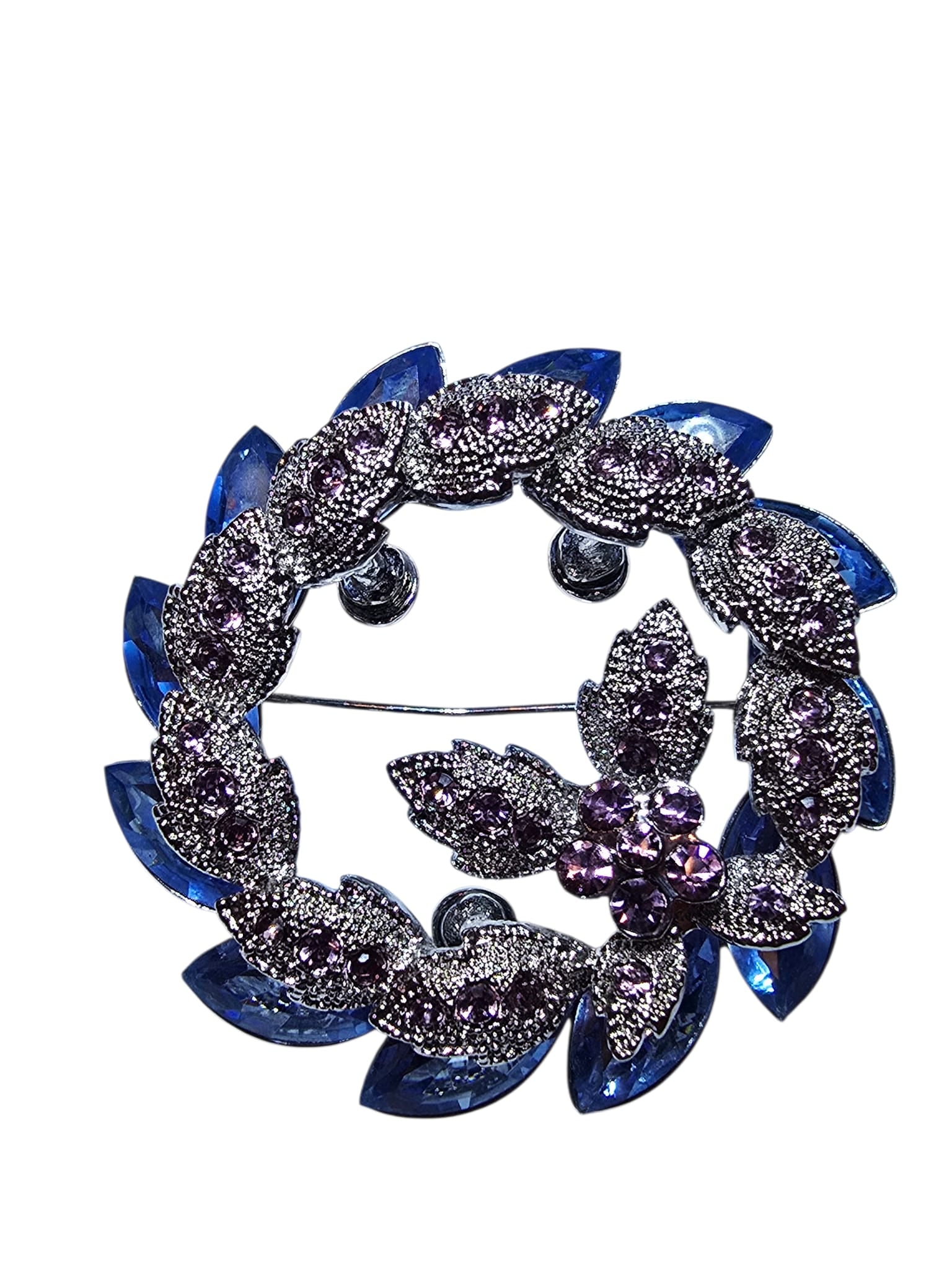 VINTAGE HEAVY GLASS RHINESTONE UNSIGNED WREATH SHAPED BROOCH (1 of 4)