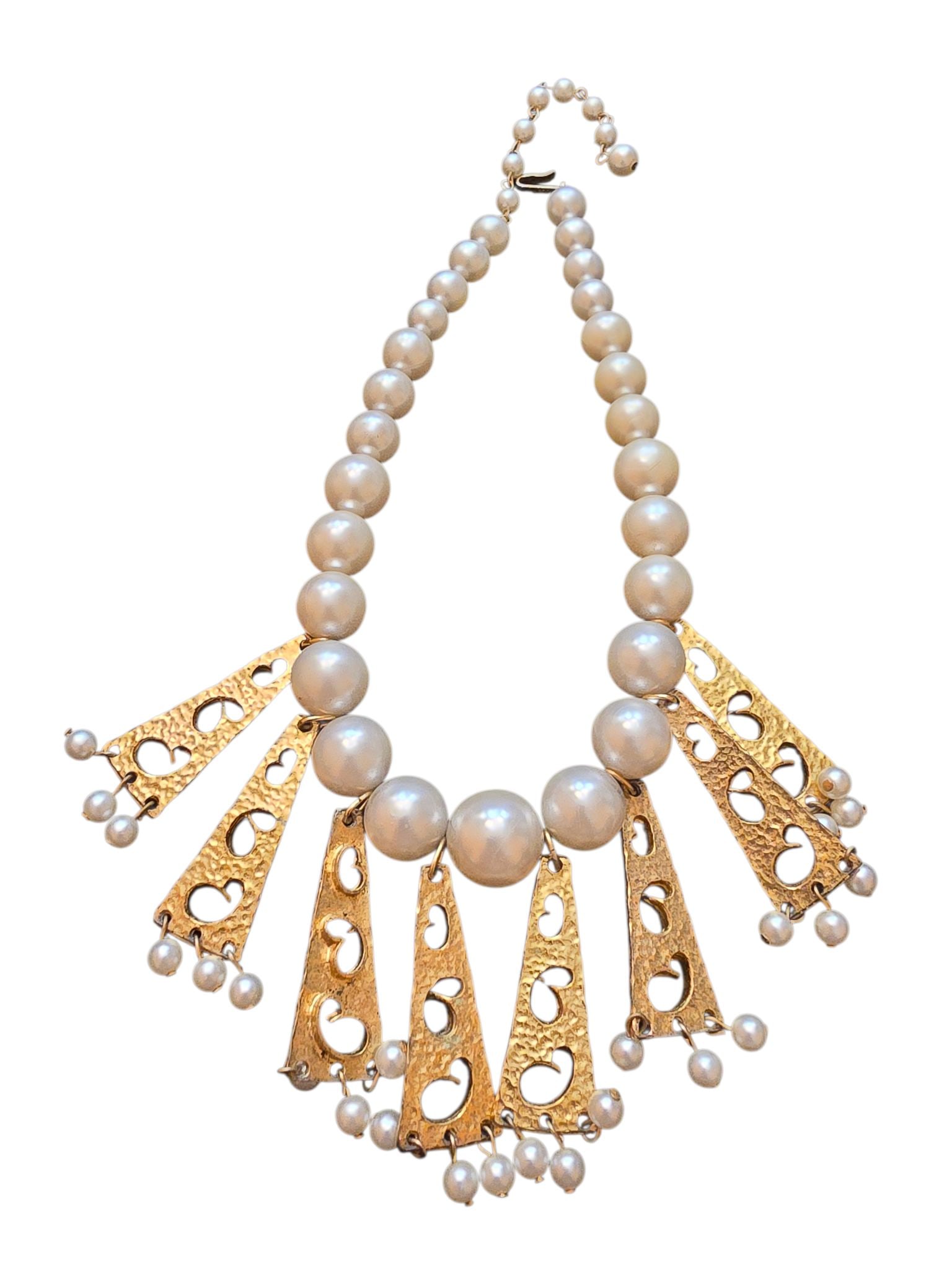 VINTAGE HOBE SIGNED GRADUATED FAUX PEARLS WITH GOLD TONE DANGLES: VINTAGE HOBE SIGNED GRADUATED FAUX PEARLS WITH GOLD TONE DANGLES. SIGNED ON J HOOK, 18"