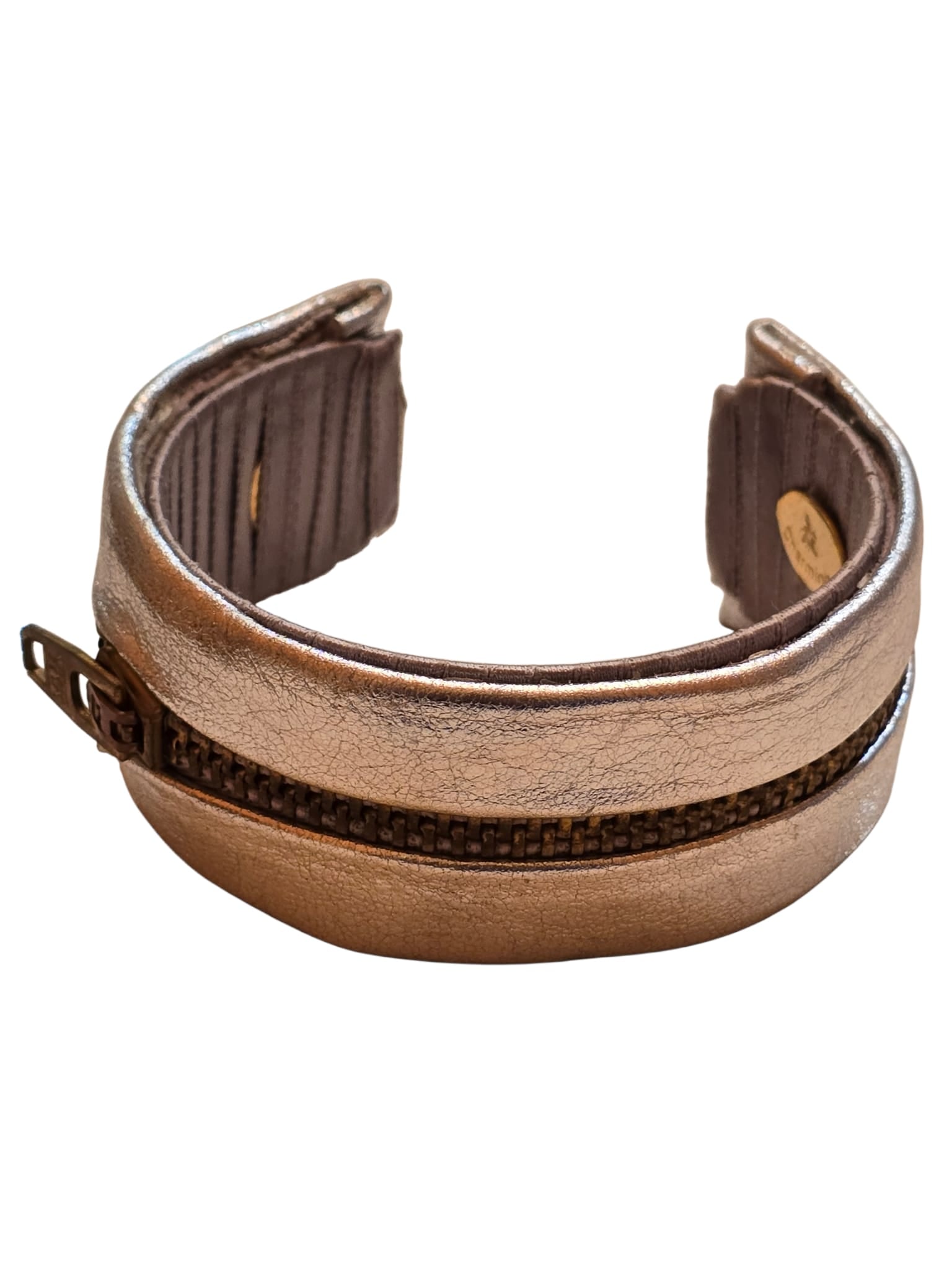 VINTAGE NOS BEE CHARMING LEATHER SILVER ZIPPER CUFF BRACELET: VINTAGE NOS BEE CHARMING LEATHER SILVER ZIPPER CUFF BRACELET. SIGNED. ADJUSTBALE. 1" WIDE.