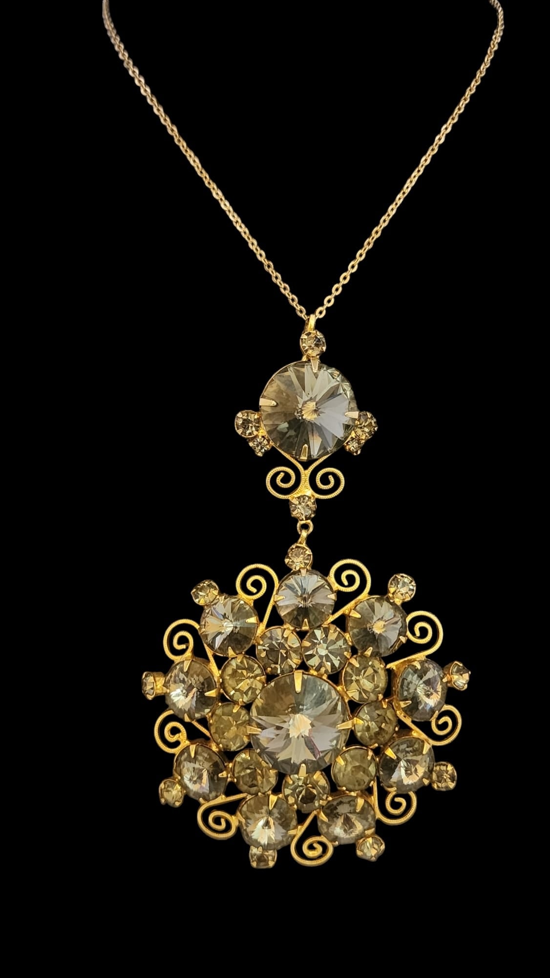 FABULOUS UNSIGNED HUGE INVERTED RHINESTONE PENDANT NECKLACE: Fabulous Unsigned Huge Inverted Rhinestone Pendant Necklace. In great condition, most od the stones are inverted, 4" pendant, fine delicate chain, not sure if original to the piece.