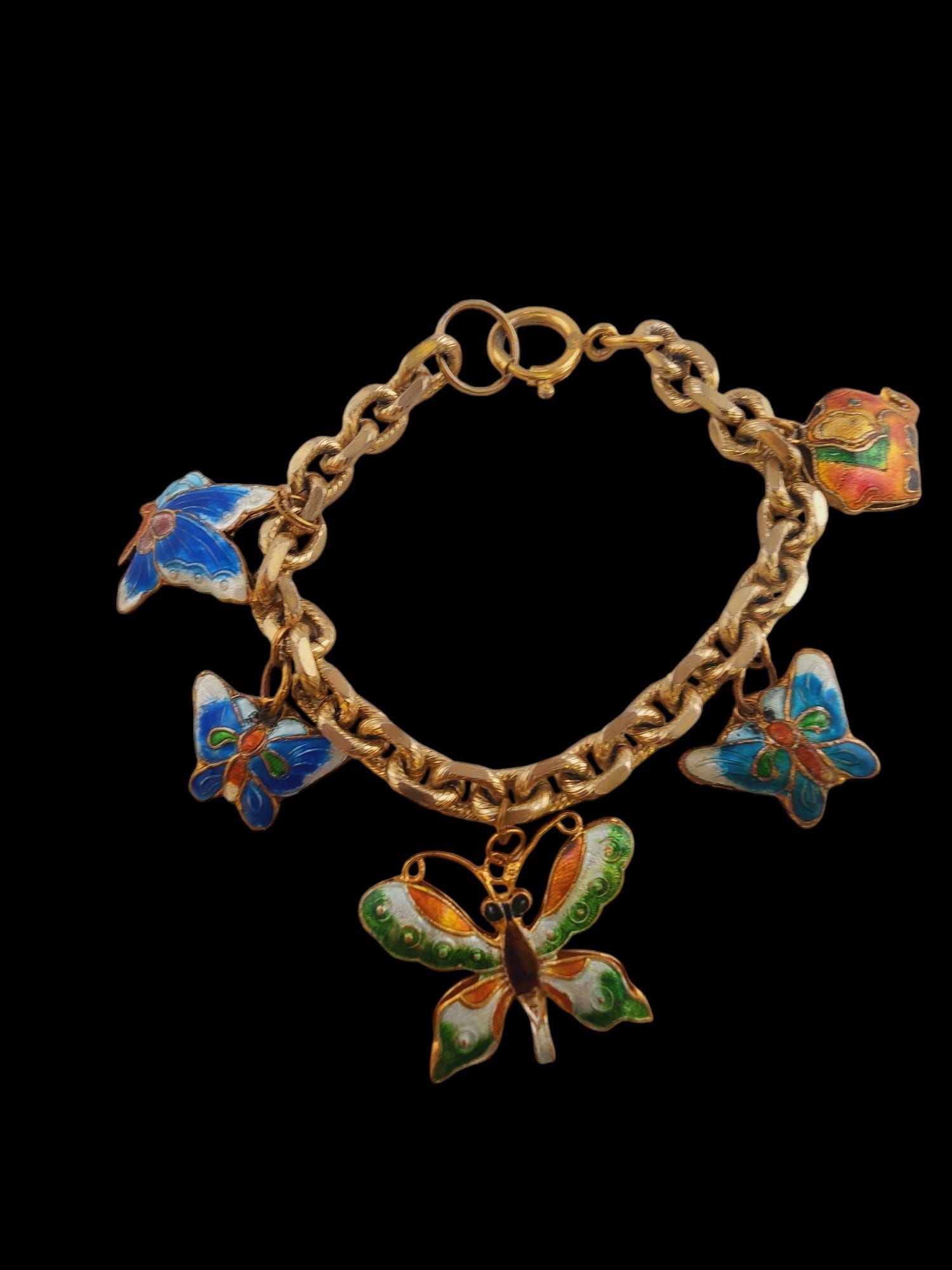BEAUTIFUL CLOISONNE ANIMAL CHARM BRACELET: Beautiful Cloisonne Animal Charm Bracelet. Large clasp and jumpring at closure.. 8.5"