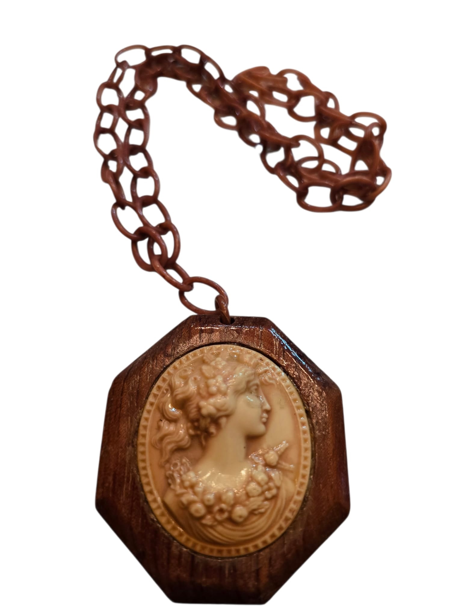 VINTAGE WOOD RESIN CAMEO ON CELLULOID CHAIN NECKLACE: VINTAGE WOOD RESIN CAMEO ON CELLULOID CHAIN NECKLACE. IN VERY GOOD CONDITION, POSSIBLY RESIN DIMENSIONAL CAMEO. 26" NECKLACE PLUS 2.5" PENDANT.