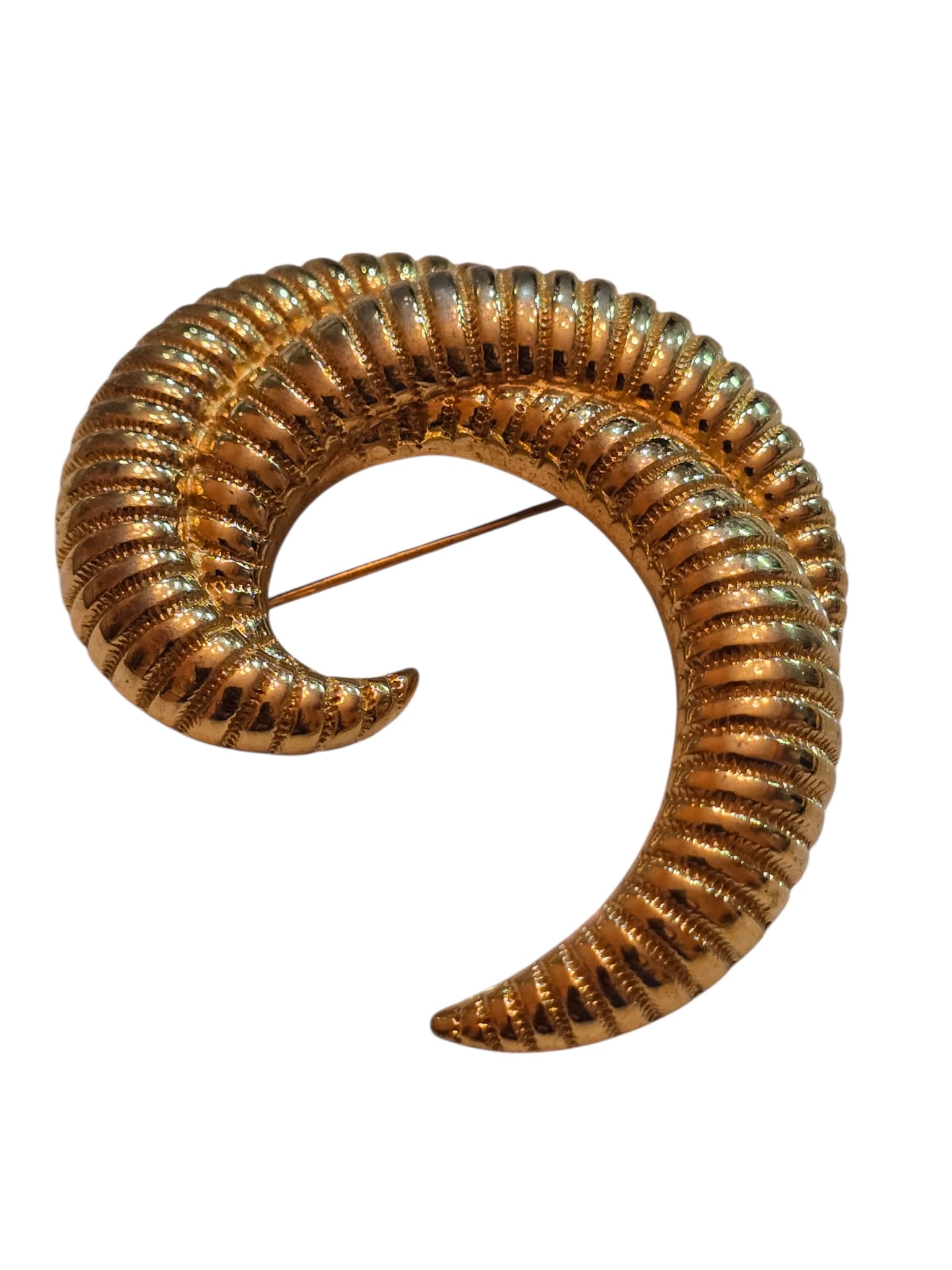 VINTAGE MONET SIGNED GOLDTONE ABSTRACT TEXTURED SWIRL BROOCH: VINTAGE MONET SIGNED GOLDTONE ABSTRACT TEXTURED SWIRL BROOCH. IN VERY GOOD CONDITION, SIGNED. DIMENSIONAL SLIGHTLY OVER 2".