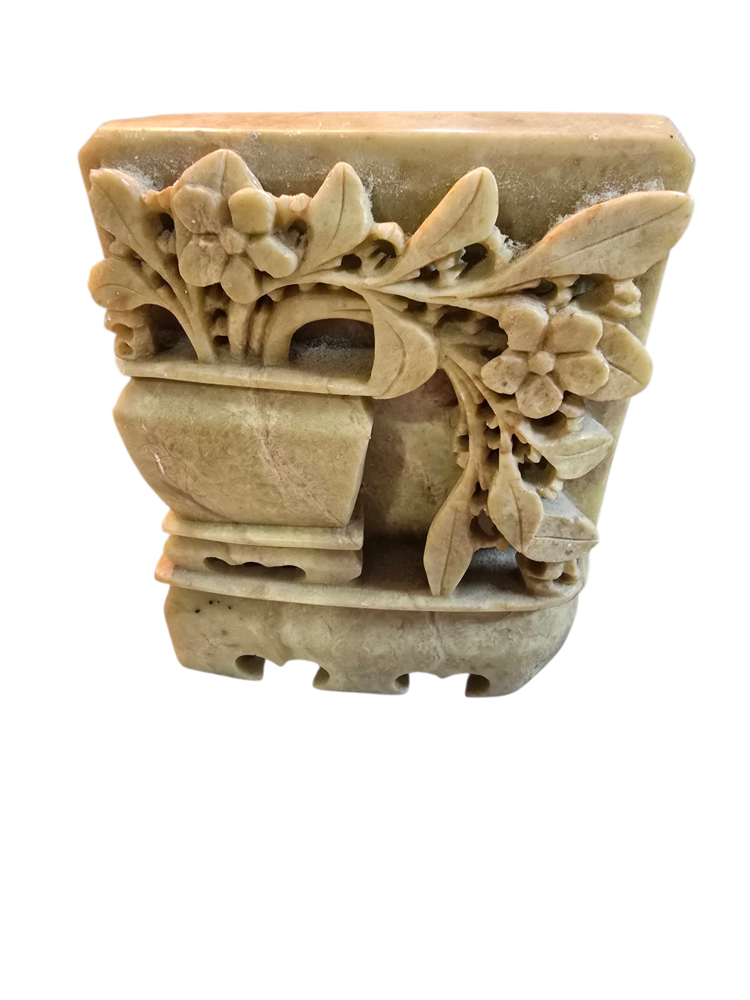 ANTIQUE SINGLE CARVED CHINESE SOAPSTONE BOOKEND: ANTIQUE SINGLE CARVED CHINESE SOAPSTONE BOOKEND. APPROX 4" x 5". PRETTY GOOD, DON’T SEE ANY CHIPS BUT THERE ARE SOME SCRATCHES.
