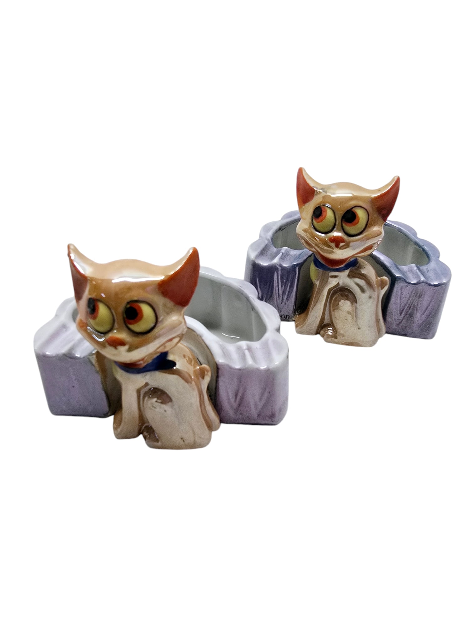 VINTAGE BONZO MADE IN JAPAN KITSCHY CAT PAIR OF ASHTRAYS: VINTAGE BONZO MADE IN JAPAN KITSCHY CAT PAIR OF ASHTRAYS. 4" x 3.5", SUPER CUTE! IN GOOD CONDITION, 1 HAS SOME WRITING ON EDGE THAT’S WORN. ONE IS LIGHTER THAN THE OTHER (BLUE COLOR).