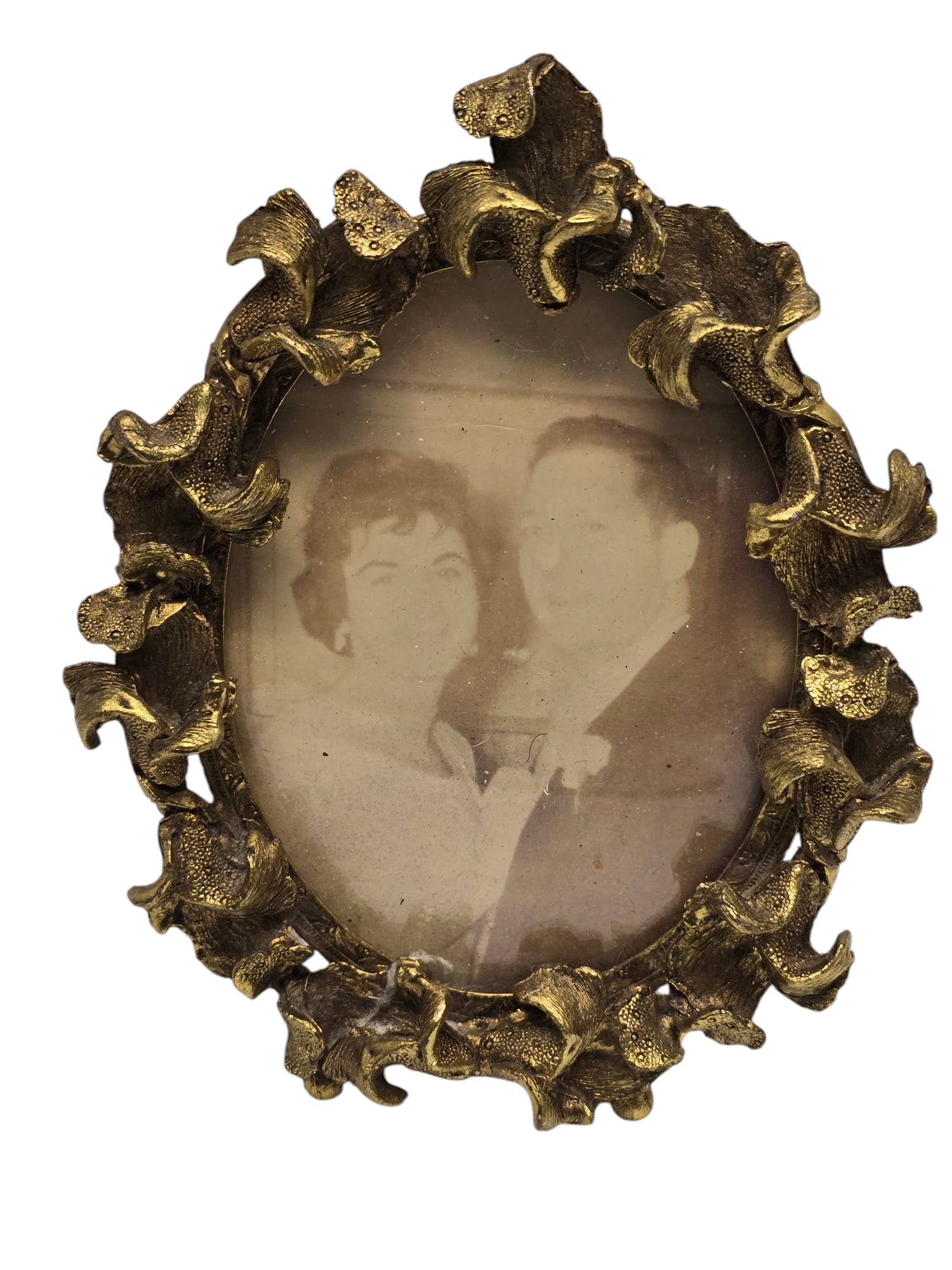 VINTAGE DIMENSIONAL DESKTOP FLOWER FRAME: VINTAGE DIMENSIONAL DESKTOP FLOWER FRAME, 6" x 4". IT HAS OLD PIC INSIDE, GOOD CONDITION.