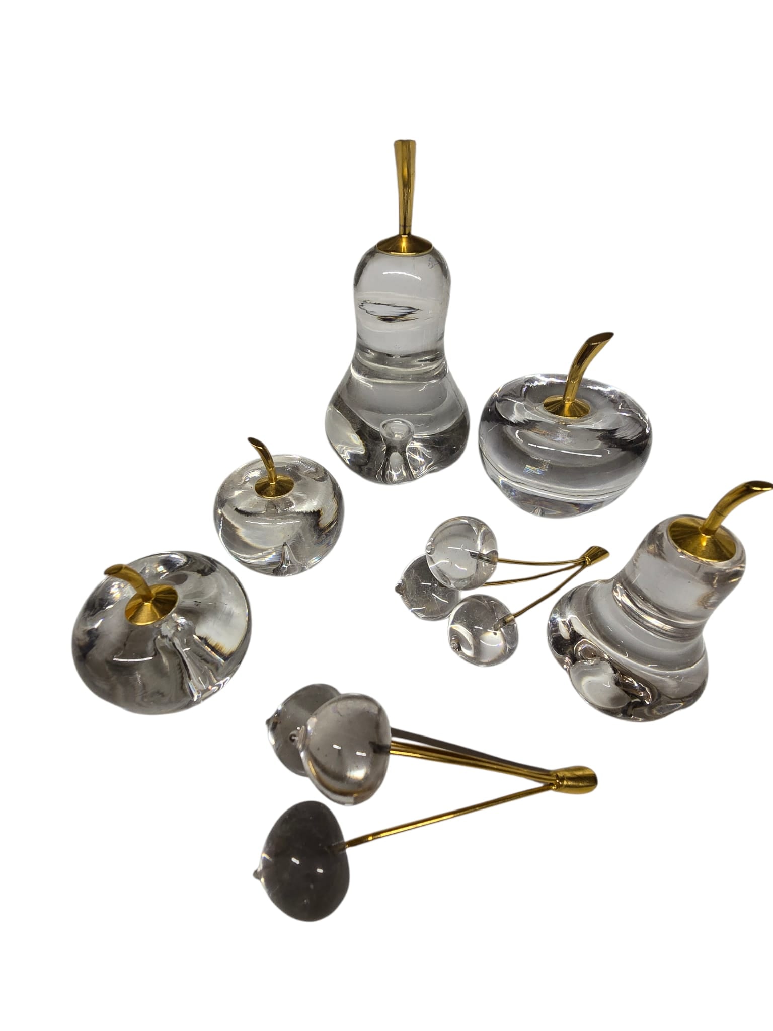 VINTAGE GROUP OF 7 GLASS FRUITS WITH BRASS ACCENTS: VINTAGE GROUP OF 7 GLASS FRUITS WITH BRASS ACCENTS. IN GOOD CONDITION. IT INCLUDES 2 CHERRIES, 2 PEAR, 1 APPLE AND 2 SMALL FRUITS.