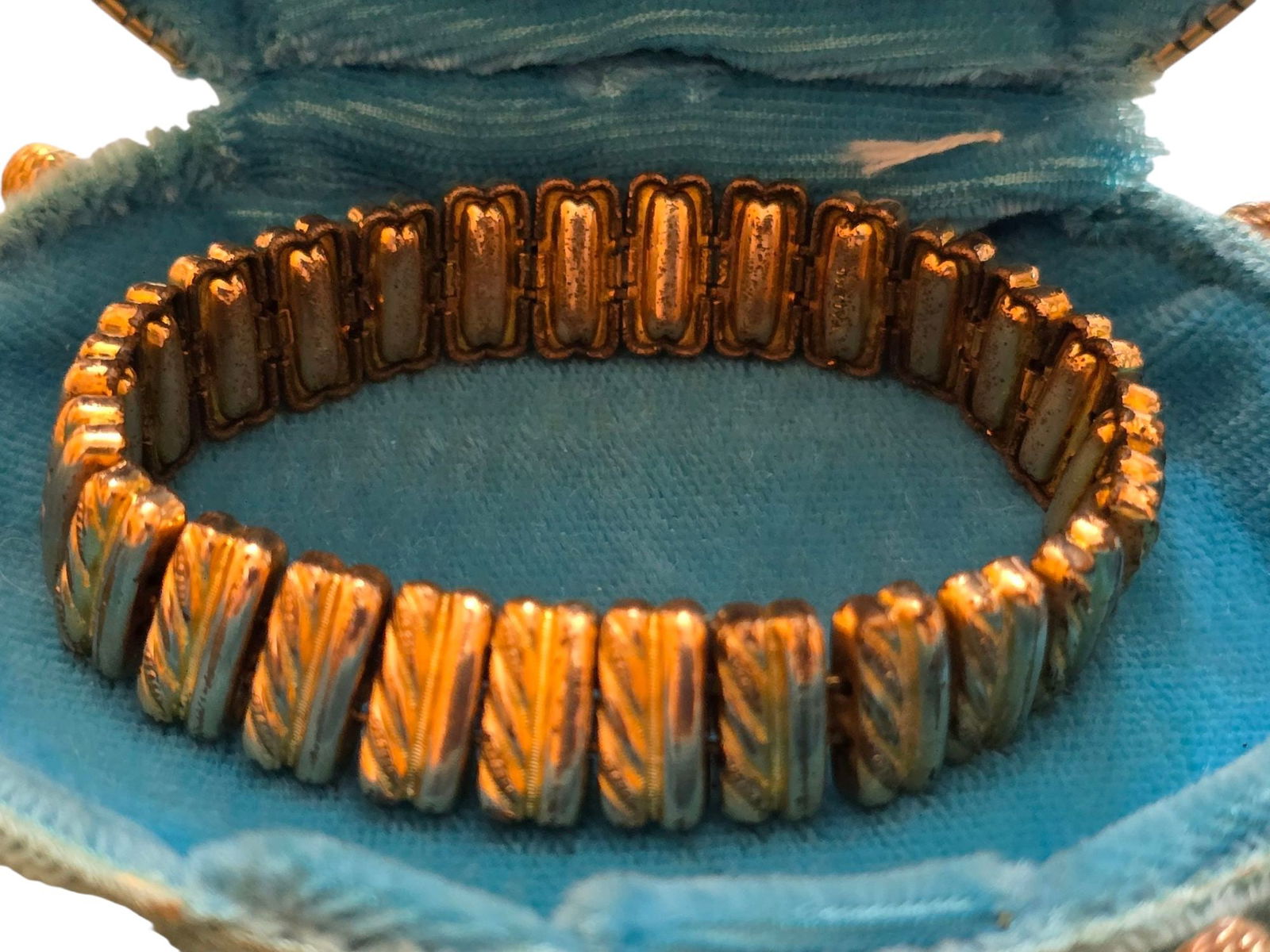 ANTIQUE GOLD FILLED DETAILED LINKED EXPANSION BRACELET: Antique Gold Filled Detailed Linked Expansion Bracelet (A5689)Size: StretchColor: GoldCondition: Very good condition Signed: None Details: Stretchec to about 7 1/4", not marked. Beautiful detailing in