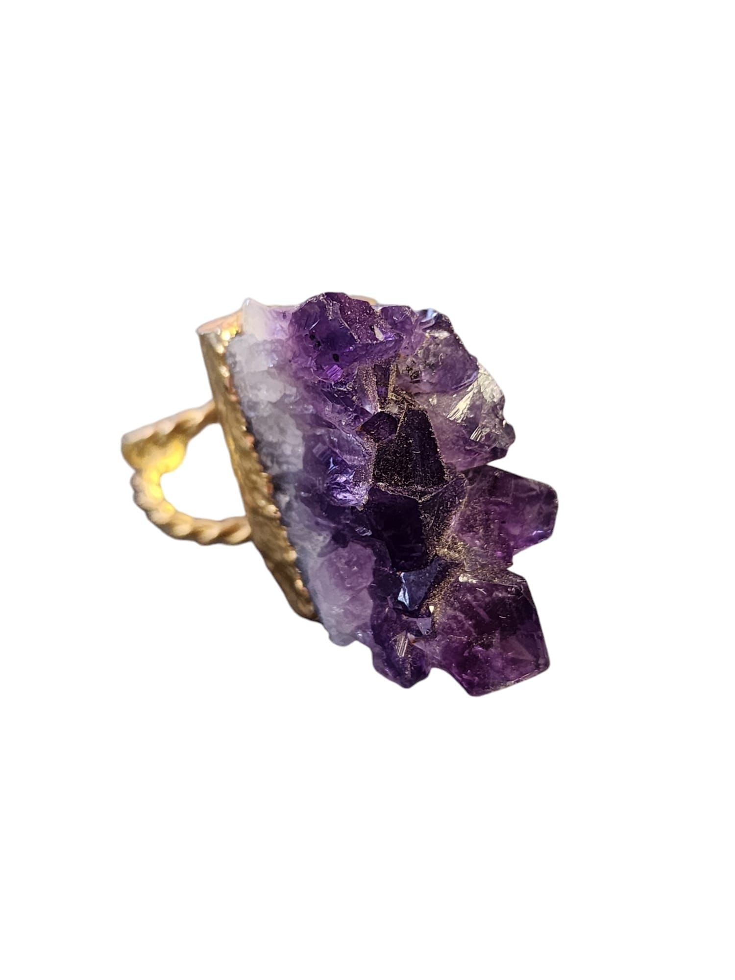 VINTAGE ADJUSTABLE AMETHYST DRUZY RING: Vintage Adjustable Amethyst Druzy Ring (A5720)This vintage ring features a vibrant amethyst druzy stone set on an adjustable gold-tone twisted band. A timeless accessory for gemstone lovers.• Adj
