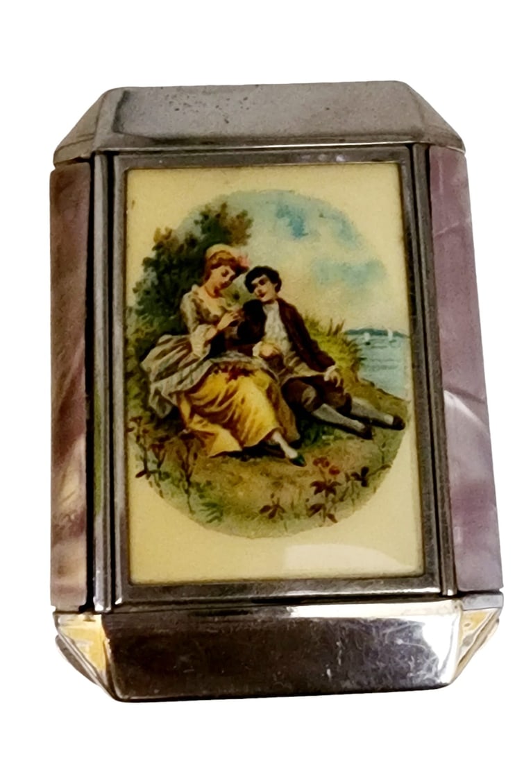 BEAUTIFUL SITTING COUPLE RESIN FAUX ABALONE STYLE COMPACT: Beautiful Sitting Couple Resin Faux Abalone Style Compact (A5833)Size: 3.5"Condition: Good vintageSigned: NoneDetails: Unmarked, in good condition, to open you need to push in on both bottom sides.Sti