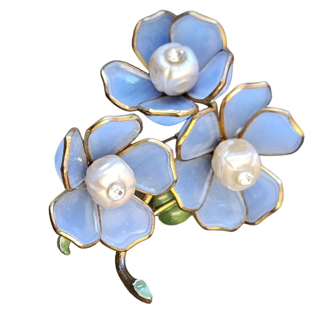 Antique Unsigned Trifari Poured Glass Faux Pearl Fur Clip: Antique Unsigned Trifari Poured Glass Faux Pearl Fur Clip (A2900) Size: 4" Color: blue, white .Condition: Good; sides of two pearls have coating loss and cracking Signed: None. Details: Spectacular pi