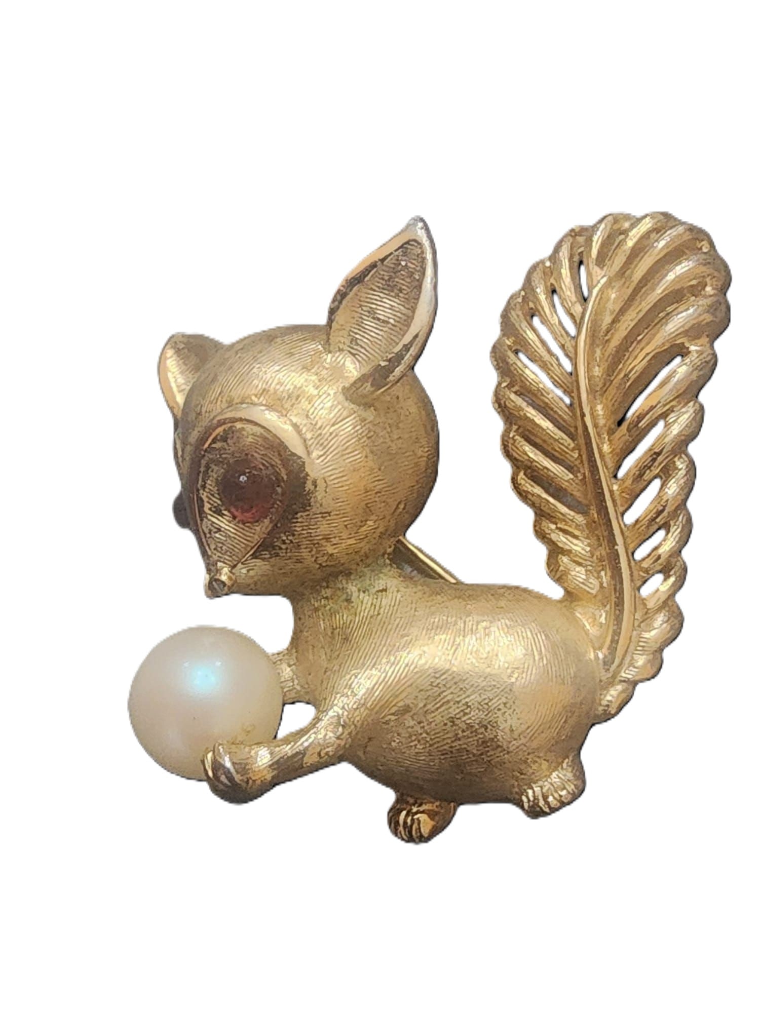 Vintage Signed Boucher #0816b Tiny Squirrel Brooch: Vintage Signed Boucher #0816b Tiny Squirrel Brooch (A4890) Size: 1.75" Color: Gold Condition: Very good vintage Signed: Boucher 0816B Details: Very cute, signed and numbered. A little wear around it's